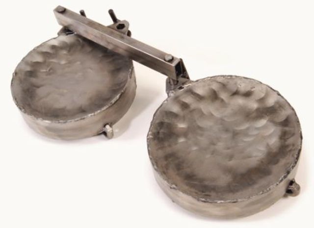 blank The shade drums have hammered steel resonant top and bottom.
